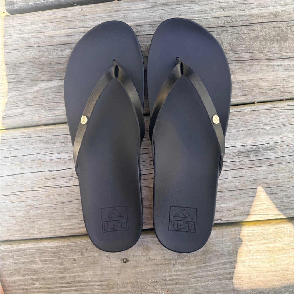 Like New Reef Women’s Black Slim Strap Flip-Flops